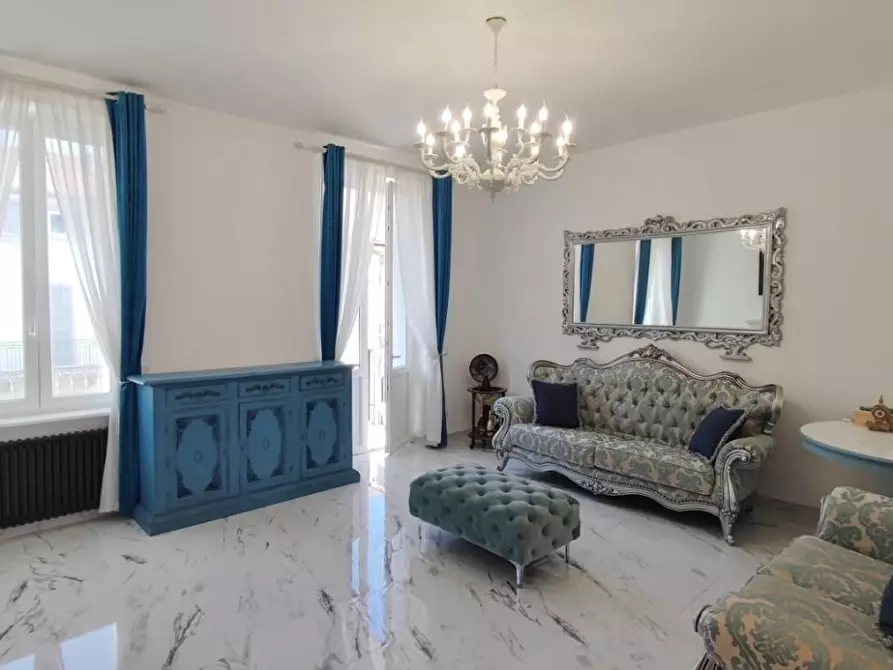 Immagine 2 di Villa in vendita  a Viareggio