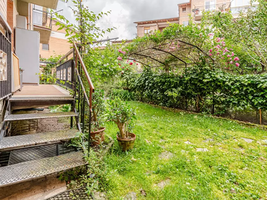 Immagine 46 di Appartamento in vendita  a Siena