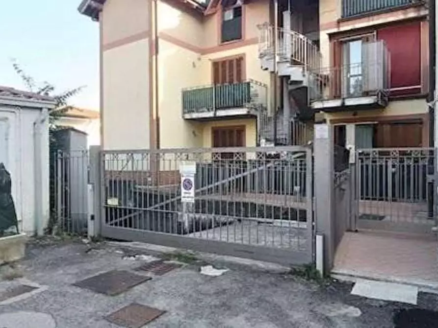 Immagine 1 di Garage in vendita  a Trezzo Sull'adda