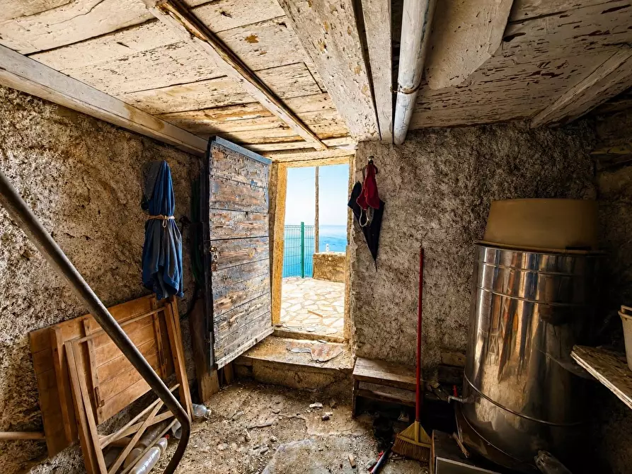 Immagine 8 di Rustico / casale in vendita  a La Spezia
