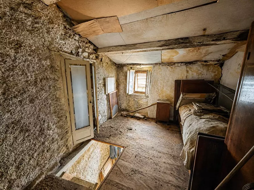 Immagine 11 di Rustico / casale in vendita  a La Spezia