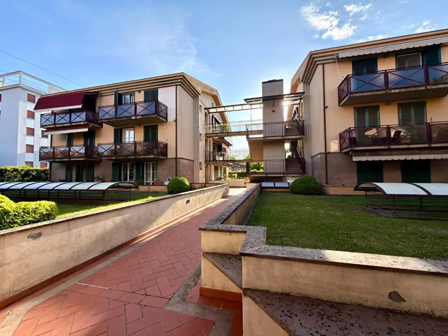 Immagine 1 di Appartamento in vendita  a Lucca