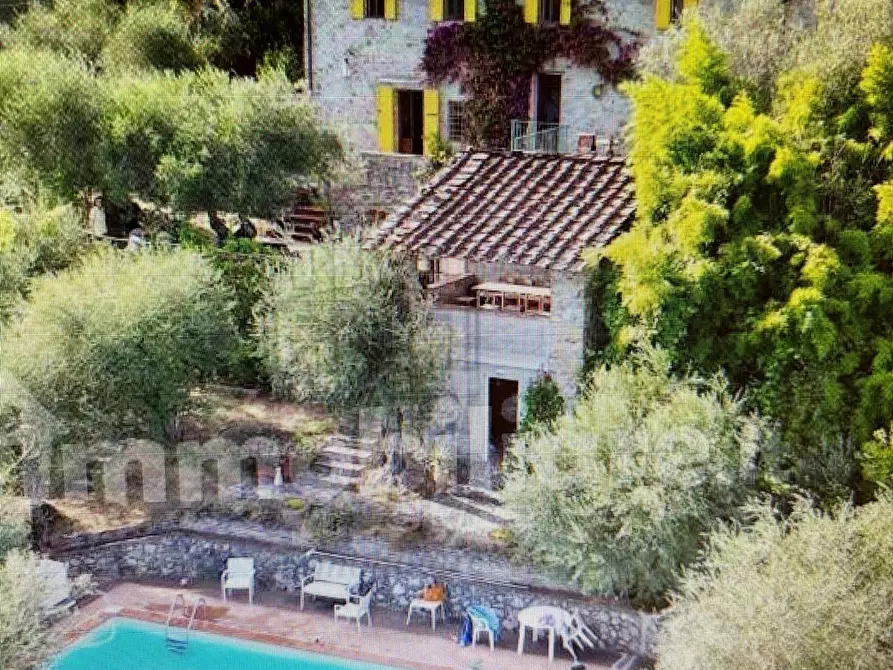 Immagine 1 di Casa colonica in vendita  a Lucca