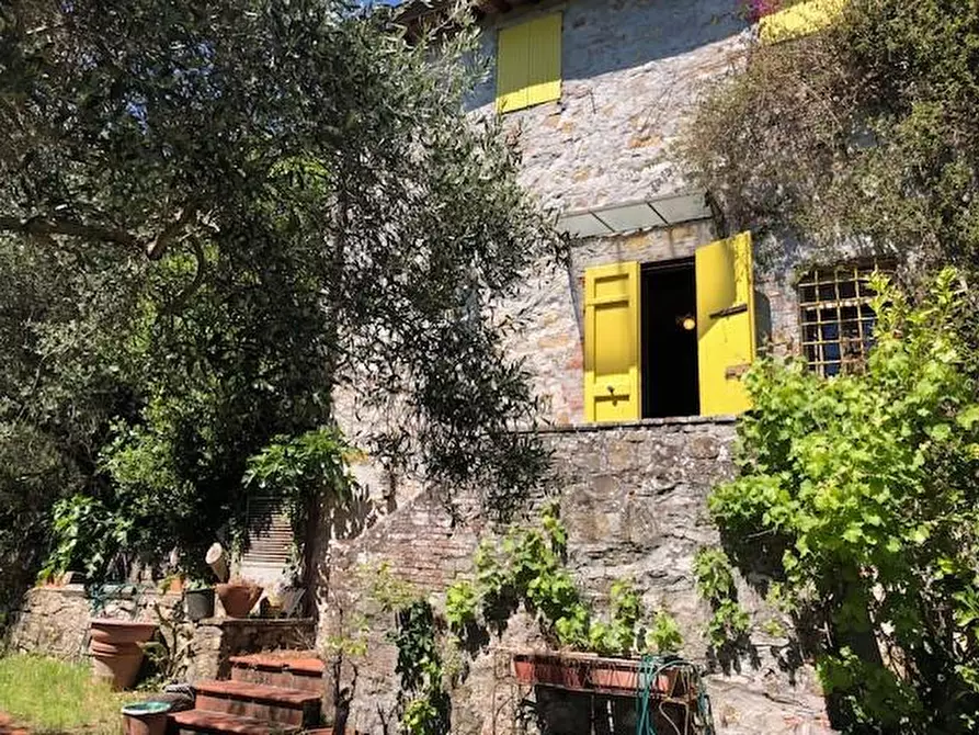 Immagine 2 di Casa colonica in vendita  a Lucca