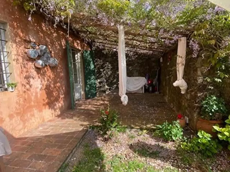 Immagine 2 di Rustico / casale in vendita  a Lucca