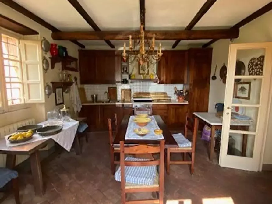 Immagine 9 di Rustico / casale in vendita  a Lucca