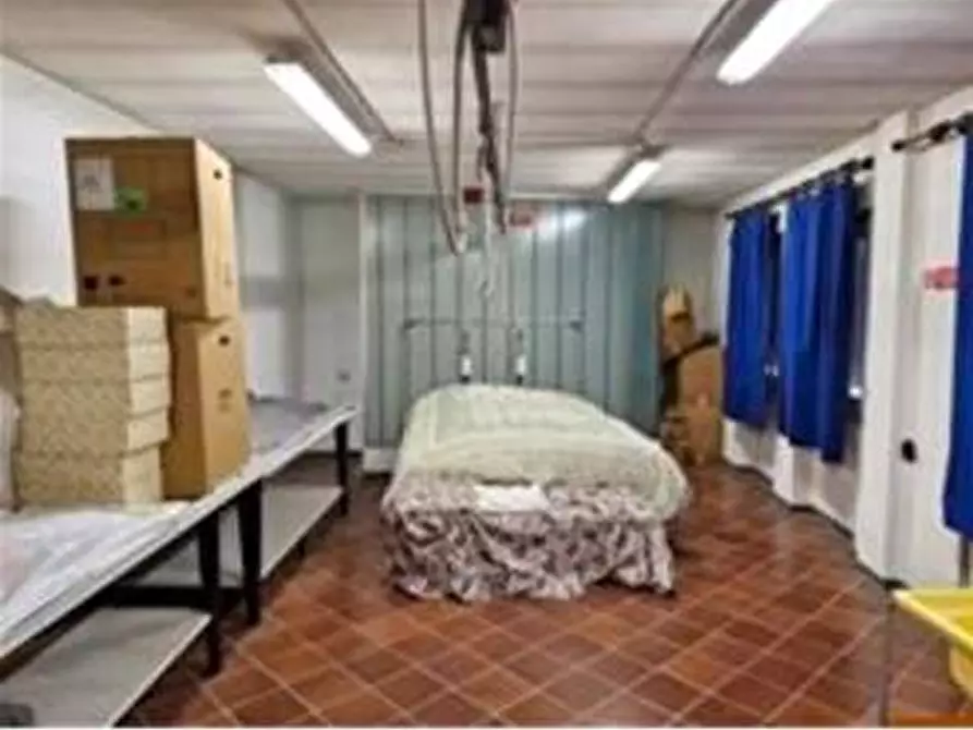 Immagine 10 di Magazzino in vendita  a Castano Primo