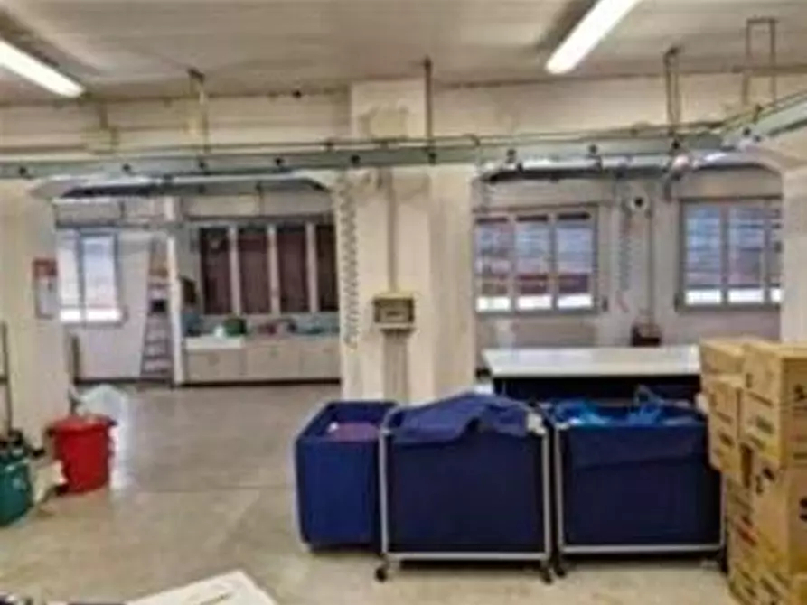 Immagine 8 di Magazzino in vendita  a Castano Primo