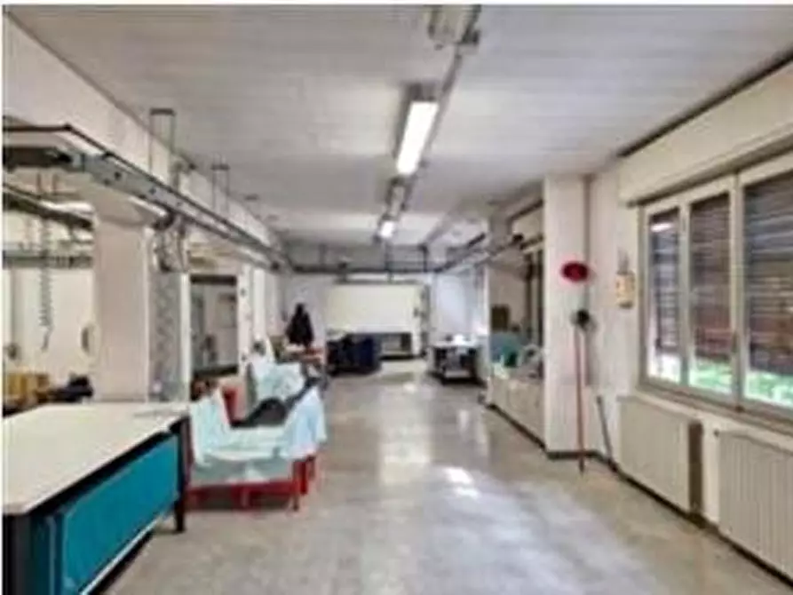 Immagine 9 di Magazzino in vendita  a Castano Primo