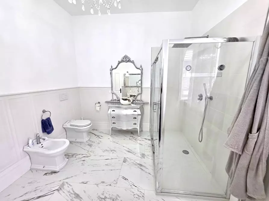 Immagine 19 di Villa in vendita  a Viareggio