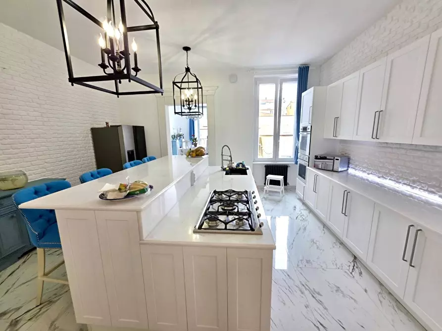 Immagine 3 di Villa in vendita  a Viareggio