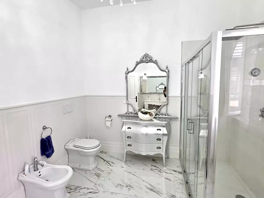 Immagine 22 di Villa in vendita  a Viareggio