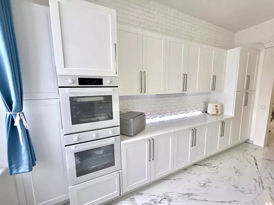 Immagine 2 di Villa in vendita  a Viareggio