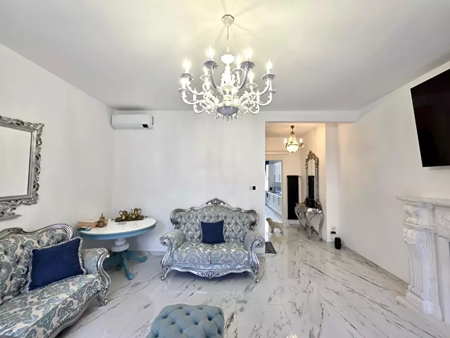 Immagine 9 di Villa in vendita  a Viareggio