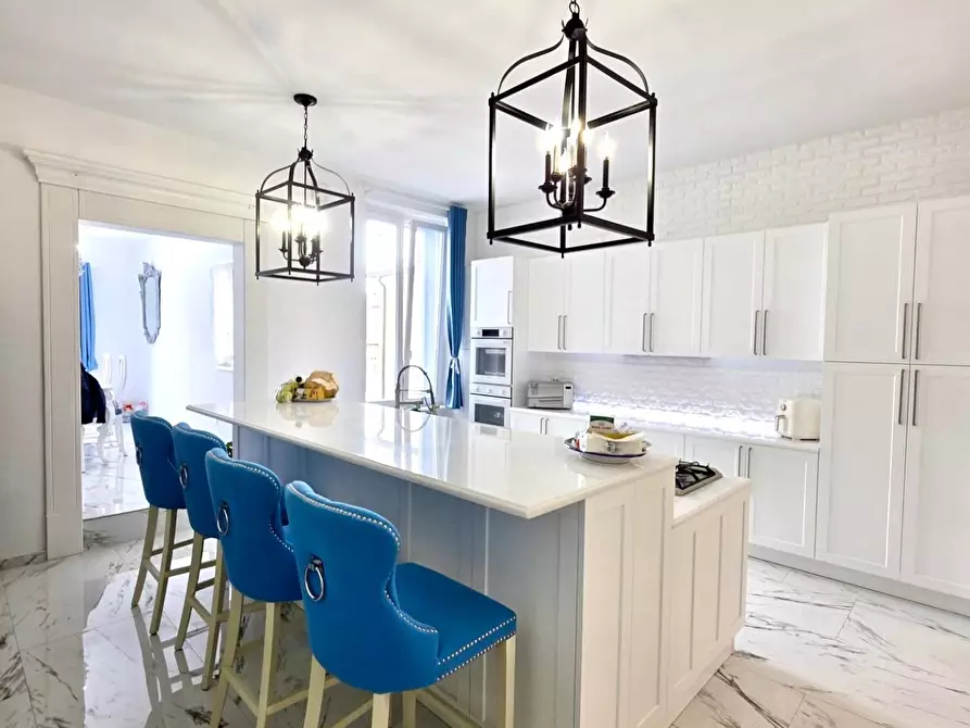 Immagine 1 di Villa in vendita  a Viareggio