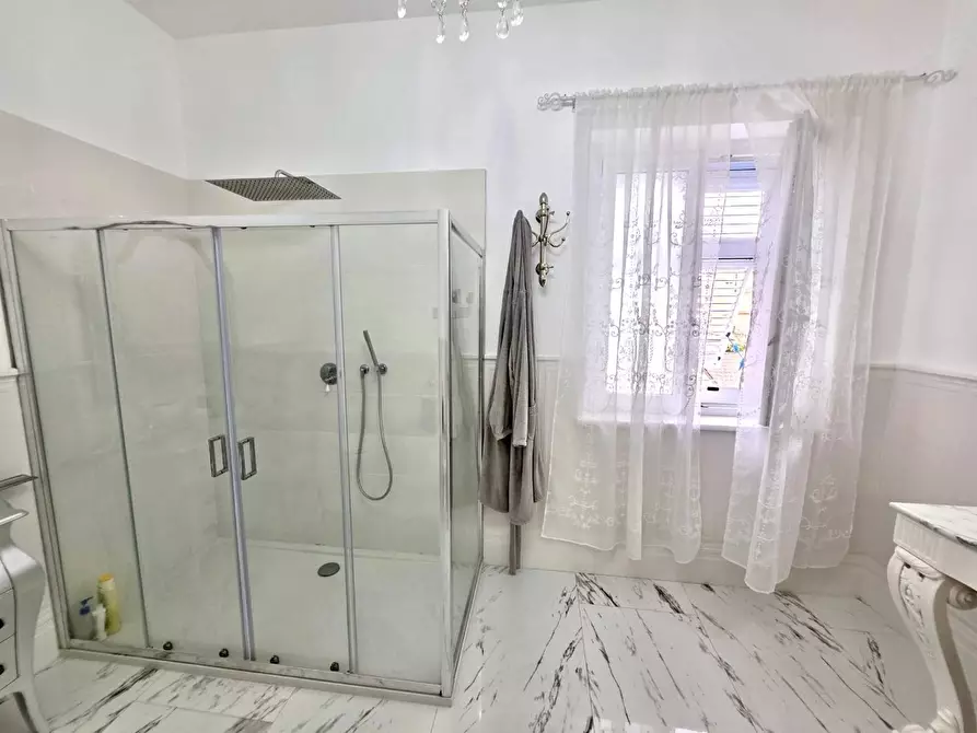 Immagine 21 di Villa in vendita  a Viareggio