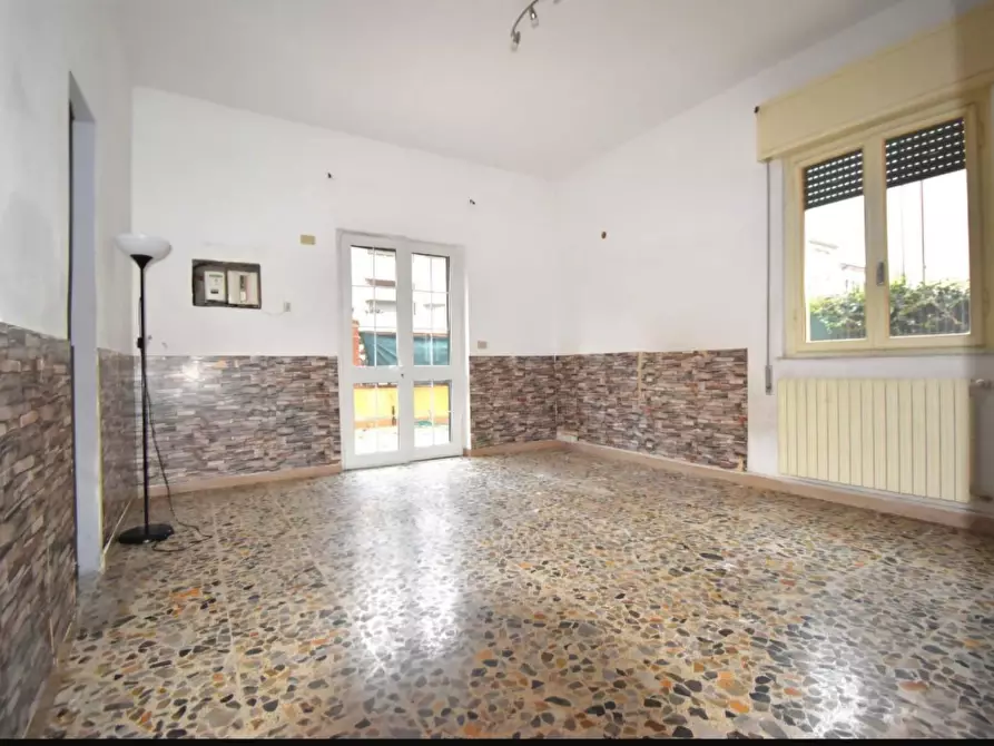 Immagine 2 di Villa in vendita  a Viareggio