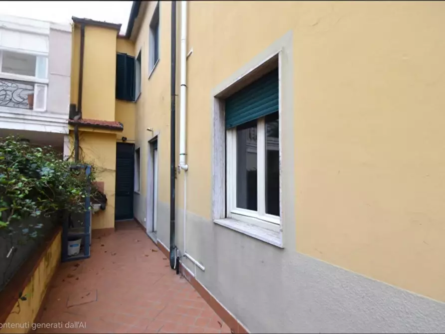 Immagine 12 di Villa in vendita  a Viareggio