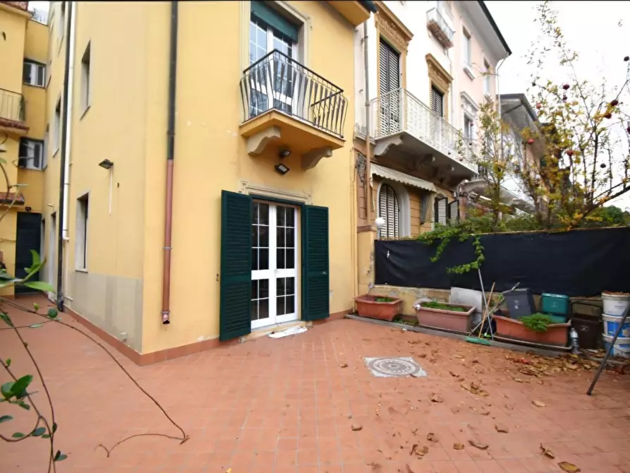 Immagine 6 di Villa in vendita  a Viareggio