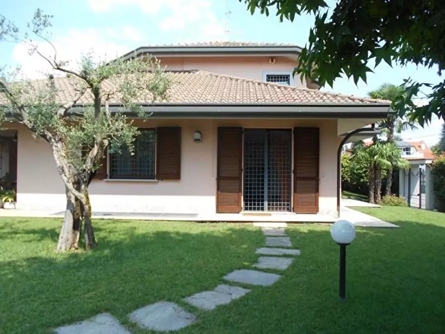 Immagine 1 di Villa in vendita  a Gorla Minore