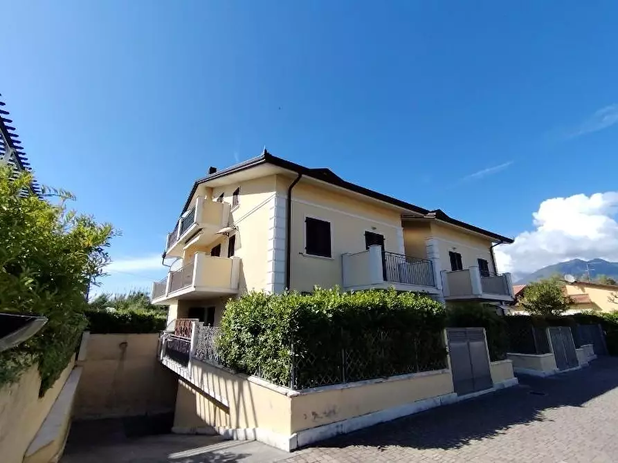 Immagine 1 di Appartamento in vendita  a Massa