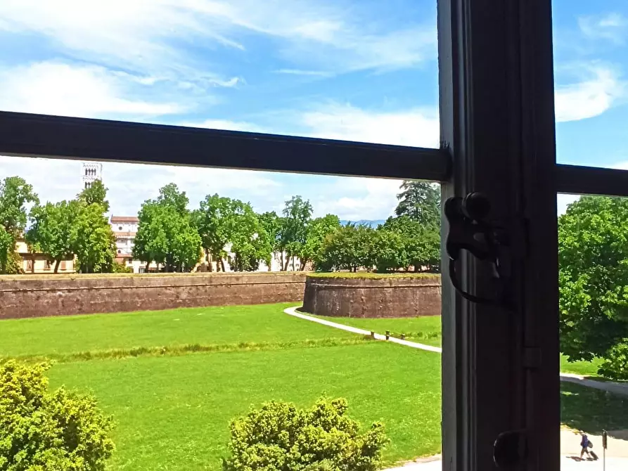 Immagine 12 di Appartamento in vendita  a Lucca