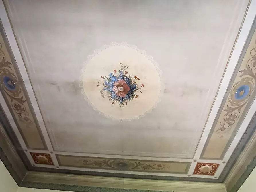 Immagine 15 di Appartamento in vendita  a Lucca