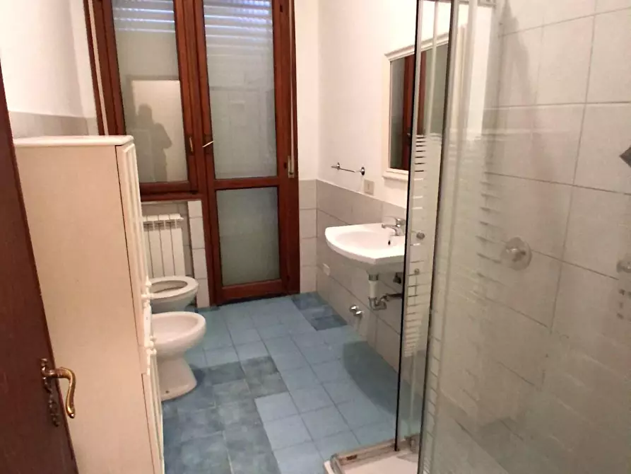 Immagine 11 di Appartamento in vendita  a Lucca
