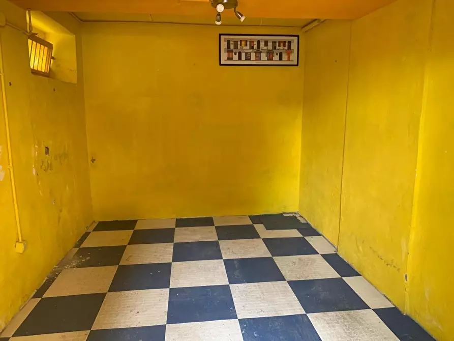 Immagine 1 di Garage in vendita  a Livorno