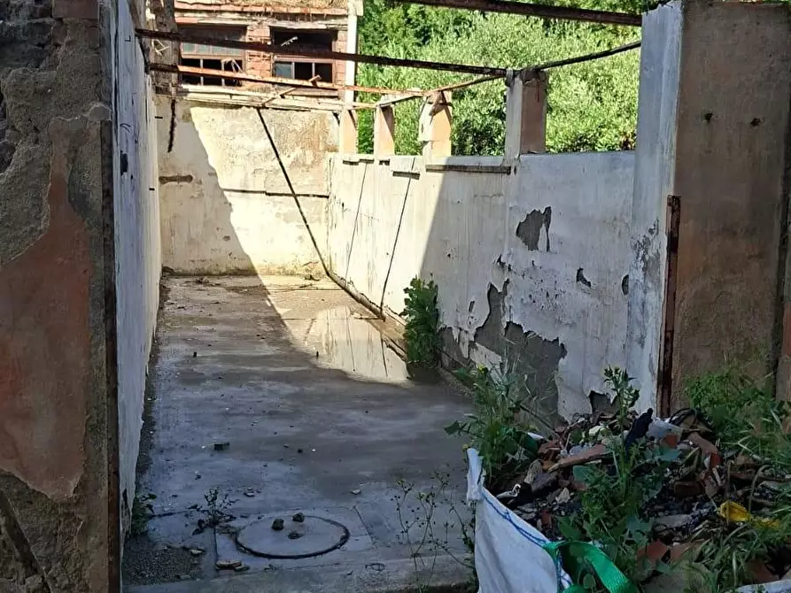 Immagine 5 di Garage in vendita  a Terricciola