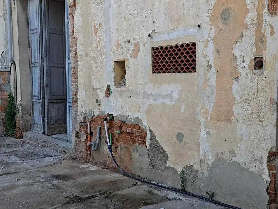 Immagine 8 di Garage in vendita  a Terricciola