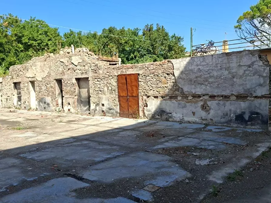 Immagine 9 di Garage in vendita  a Terricciola