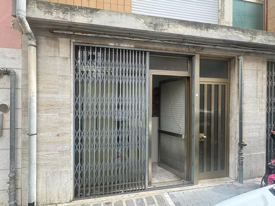 Immagine 1 di Locale commerciale in vendita  a Pontedera