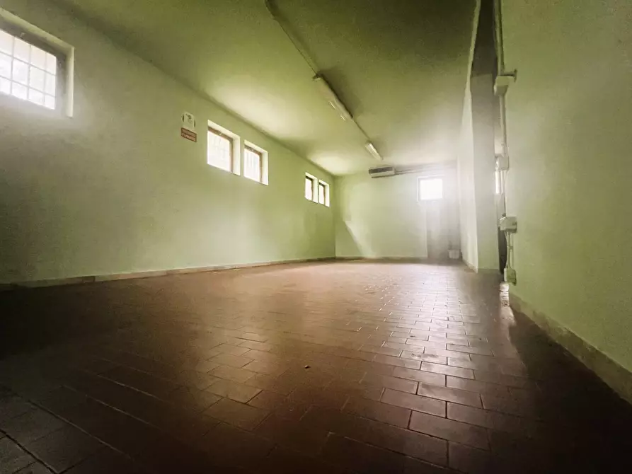 Immagine 3 di Magazzino in vendita  a Borgo A Mozzano