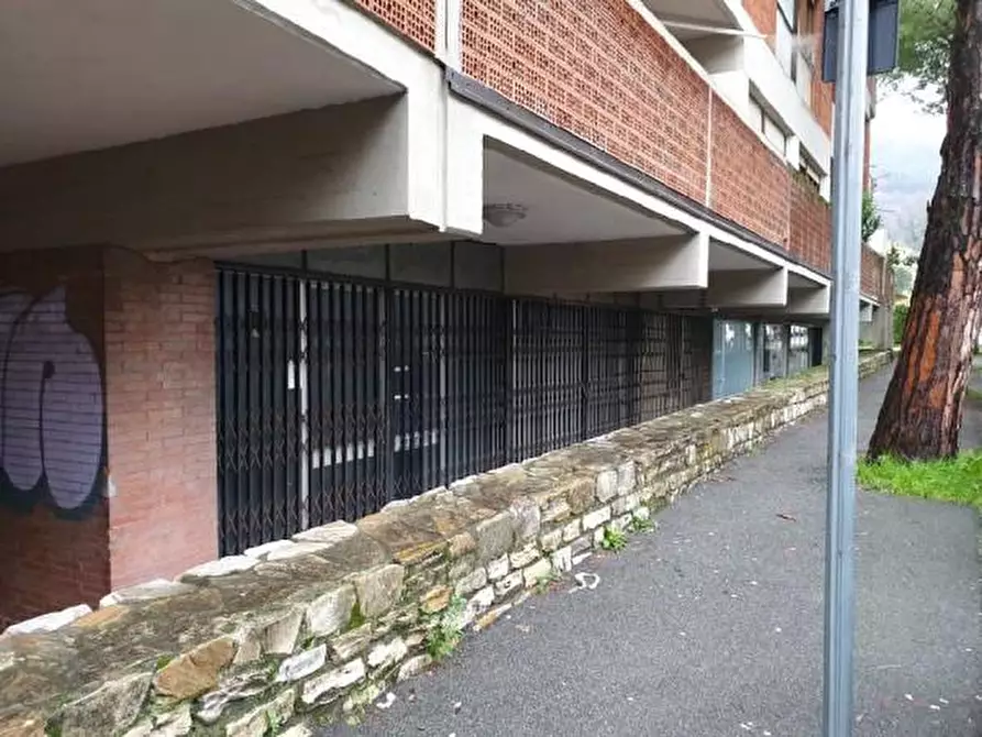Immagine 2 di Locale commerciale in vendita  a Carrara