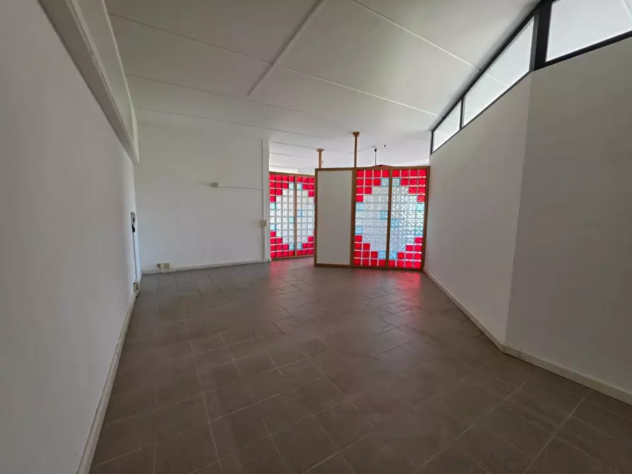 Immagine 11 di Locale commerciale in affitto  a Calcinaia