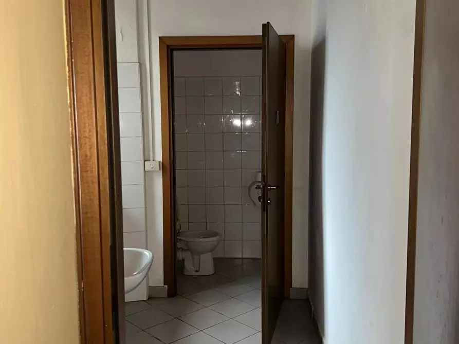 Immagine 10 di Locale commerciale in affitto  a Barga