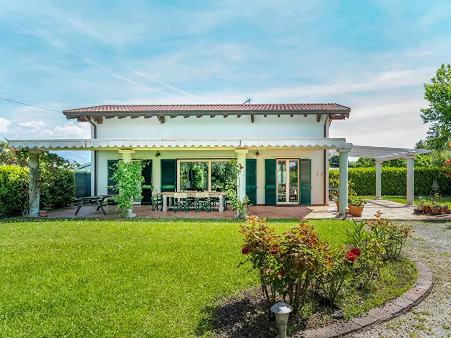 Immagine 1 di Casa indipendente in vendita  a Massa