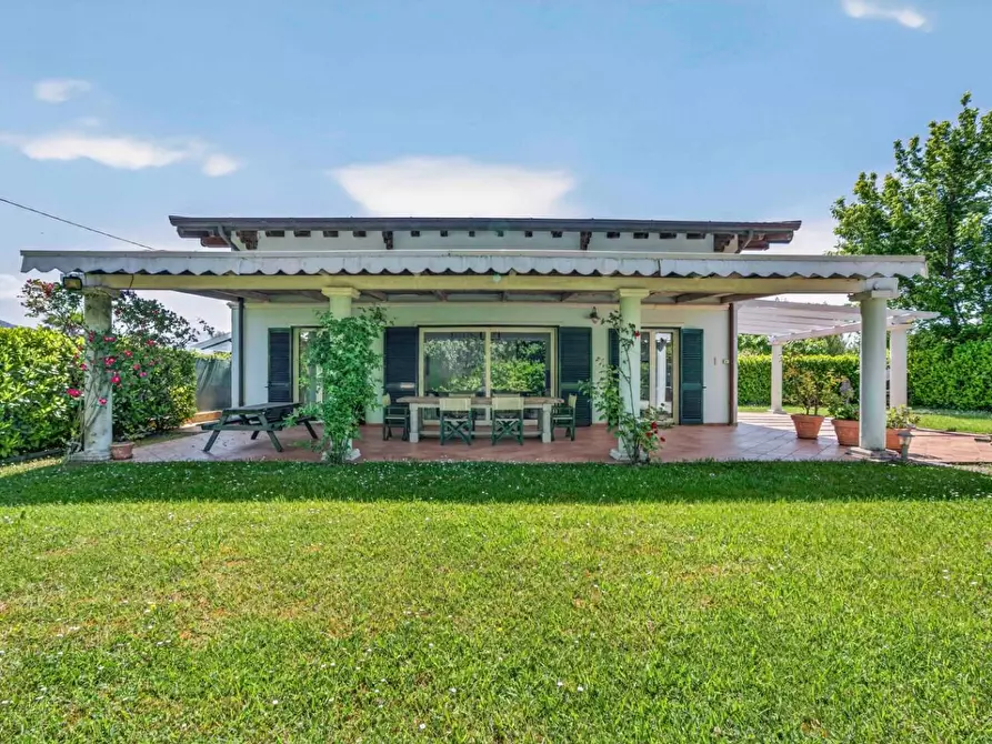 Immagine 2 di Casa indipendente in vendita  a Massa