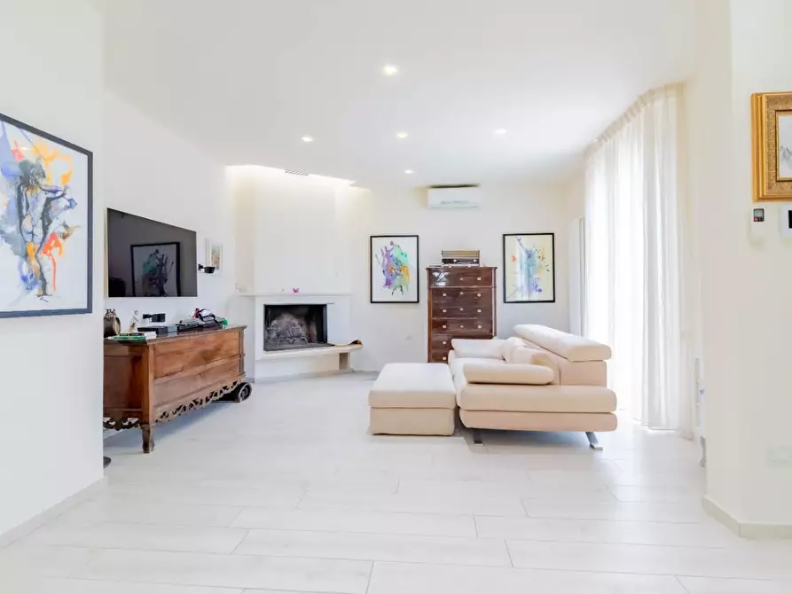 Immagine 2 di Villa in vendita  a Cascina
