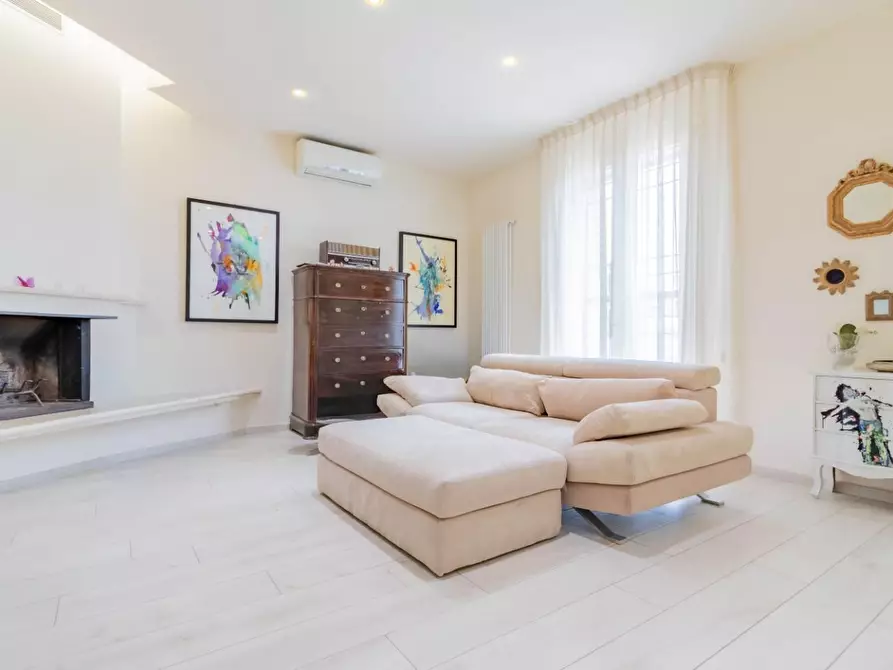 Immagine 9 di Villa in vendita  a Cascina