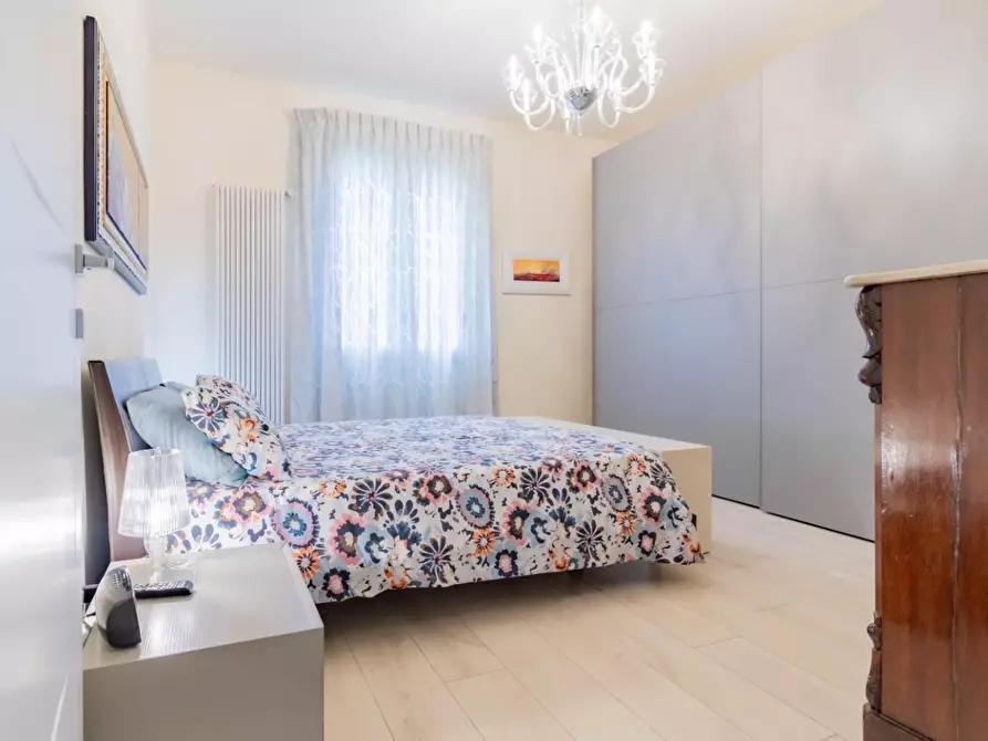 Immagine 17 di Villa in vendita  a Cascina