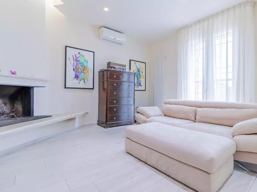 Immagine 11 di Villa in vendita  a Cascina