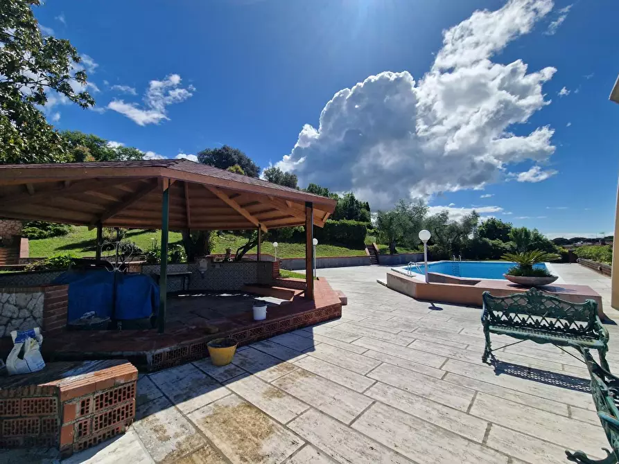 Immagine 2 di Villa in vendita  a Carrara