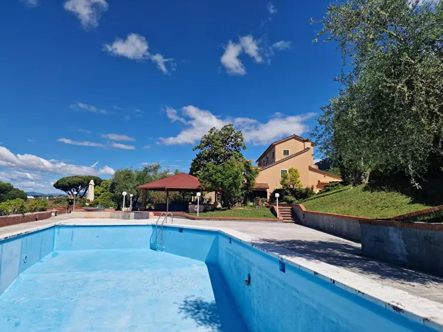 Immagine 3 di Villa in vendita  a Carrara