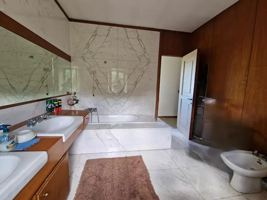 Immagine 28 di Villa in vendita  a Carrara