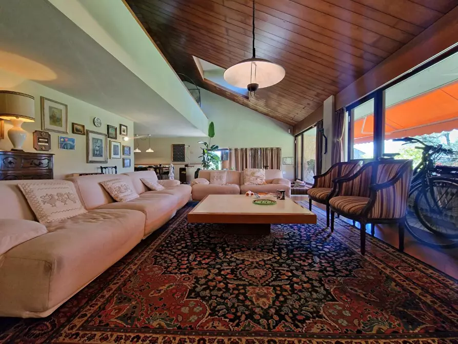 Immagine 8 di Villa in vendita  a Carrara