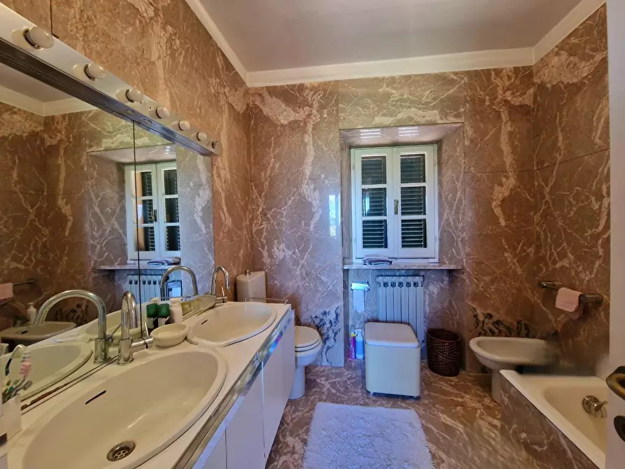 Immagine 20 di Villa in vendita  a Carrara