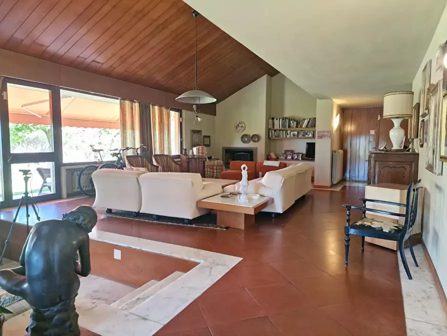 Immagine 10 di Villa in vendita  a Carrara