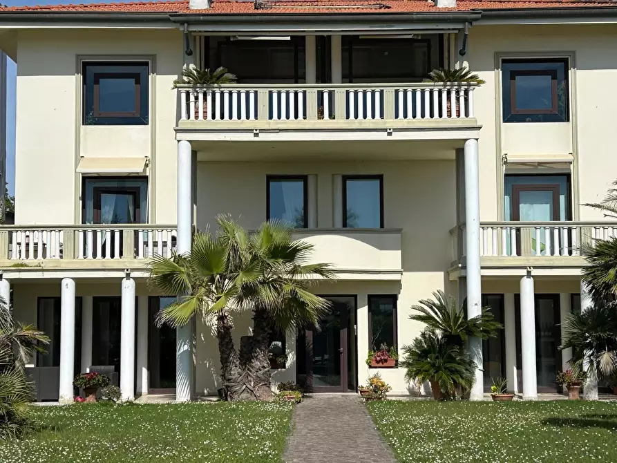 Immagine 7 di Appartamento in vendita  a Viareggio